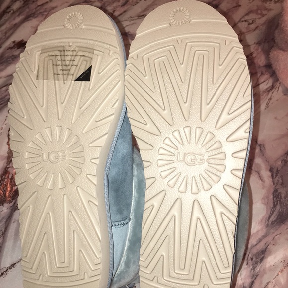 BRAND NEW UGGS SIZE 9 never worn comes with box - Picture 3 of 4